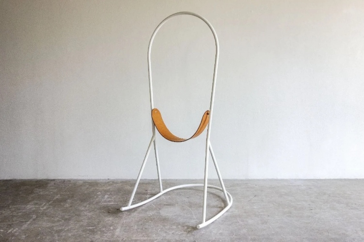 Swing Seat je minimalistička ljuljaška stolica koja angažuje celo telo